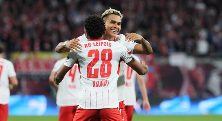 RB Leipzig - Frankfurt Bundesliga Leipzig, 10.10.2026, Red Bull Arena, Fußball, 1.Bundesliga, 5.Spieltag , RB Leipzig vs. SG Eintracht Frankfurt , Im Bild: Tor für RB Leipzig. Christopher Nkunku ( 28, RBL) trifft zum 1:0 und jubelt mit Antonio Nusa (7, RB Leipzig). , Nur zur redaktionellen Nutzung. Only editorial use. , DFL DFB regulations prohibit any use of photographs as image sequences and or quasi-video. ,