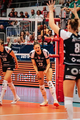 Im Bild: Mette Pfeffer (12, Dresdner SC) machte einen Punkt 10.10.2026, Dresdner SC - Allianz MTV Stuttgart, DEKRA 1. Bundesliga Frauen, Volleyball, Deutschland, Dresden, Cyberport Arena Copyright: HMBxMedia xEtiennexSchlick