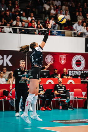 Im Bild: Aufschlag durch Raeven Chase (2, Dresdner SC) 10.10.2026, Dresdner SC - Allianz MTV Stuttgart, DEKRA 1. Bundesliga Frauen, Volleyball, Deutschland, Dresden, Cyberport Arena Copyright: HMBxMedia xEtiennexSchlick