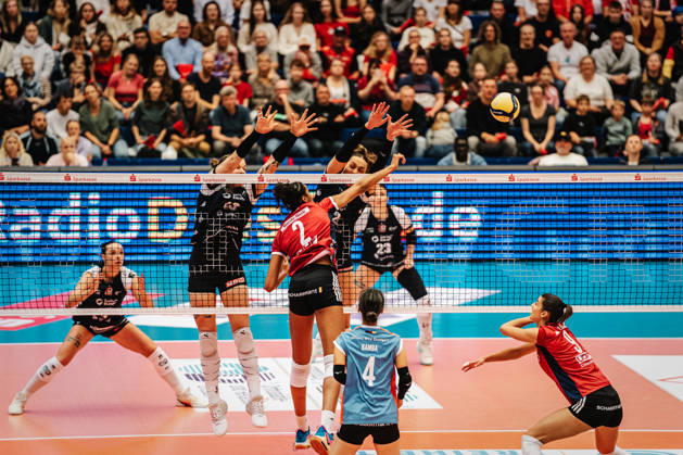 Im Bild: Block durch Mette Pfeffer (12, Dresdner SC) 10.10.2026, Dresdner SC - Allianz MTV Stuttgart, DEKRA 1. Bundesliga Frauen, Volleyball, Deutschland, Dresden, Cyberport Arena Copyright: HMBxMedia xEtiennexSchlick