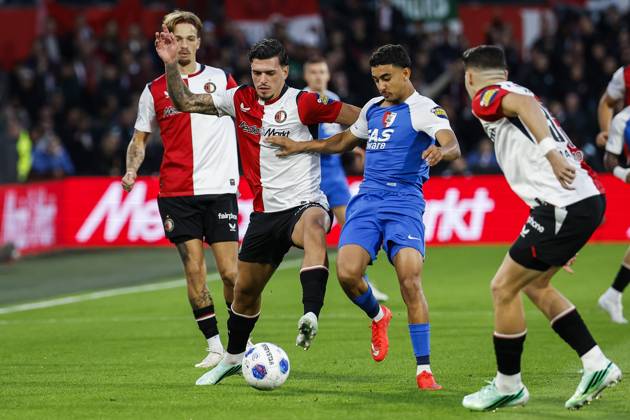 ROTTERDAM - (lr) Javi Lopez of Feyenoord, Ayoub Oufkir of AZ Alkmaar during the Dutch Eredivisie match between Feyenoord and AZ Alkmaar at Feyenoord Stadium De Kuip on 10 October 2026 in Rotterdam, the Netherlands. BAS CZERWINSKI ANP Eredivisie 2026 27 xVIxANPxSportx xxANPxIVx 572040184 originalFilename: 572040184.jpg