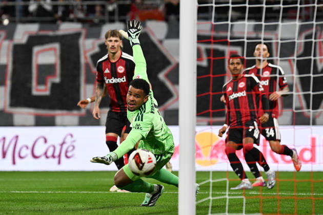 Fußball I Herren I Saison 2026-2027 I Bundesliga I 5. Spieltag I RB Leipzig - Eintracht Frankfurt I 10.10.2026 Noah Atubolu (1, Eintracht Frankfurt) lässt den Ball zum 2. Tor für RB Leipzig passieren Freisteller, Nahaufnahme, Porträt, Portrait, Einzelfoto, Einzelbild, Körper Leipzig Red Bull Arena Sachsen Deutschland Copyright: xLobeca InesxHähnelx