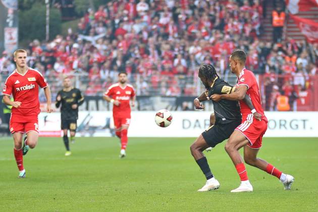 Berlin, Deutschland, 10.10.2026: Stadion Alte Försterei: 5. Spieltag, Saison 2026 27, 1. Fußball-Bundesliga: Union Berlin - SV Elversberg: Noel Futkeu (09, SV Elversberg) im Duell mit Felix Uduokhai (2, Union Berlin) Copyright: xdtsxNachrichtenagenturx dts_137865