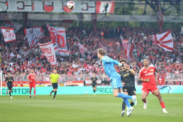 Berlin, Deutschland, 10.10.2026: Stadion Alte Försterei: 5. Spieltag, Saison 2026 27, 1. Fußball-Bundesliga: Union Berlin - SV Elversberg: Frederik Rönnow (1, Union Berlin) köpft den Ball vor Noah Darvich (10, SV Elversberg) und Felix Uduokhai (2, Union Berlin) weg Copyright: xdtsxNachrichtenagenturx dts_137870