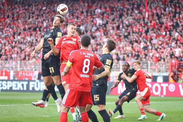 Berlin, Deutschland, 10.10.2026: Stadion Alte Försterei: 5. Spieltag, Saison 2026 27, 1. Fußball-Bundesliga: Union Berlin - SV Elversberg: Maximilian Rohr (31, SV Elversberg) im Kopfballduell mit Tom Rothe (15, Union Berlin), daneben Rani Khedira (8, Union Berlin), Lukas Petkov (25, SV Elversberg), Noel Futkeu (09, SV Elversberg) und András Schäfer (13, Union Berlin) Copyright: xdtsxNachrichtenagenturx dts_137872