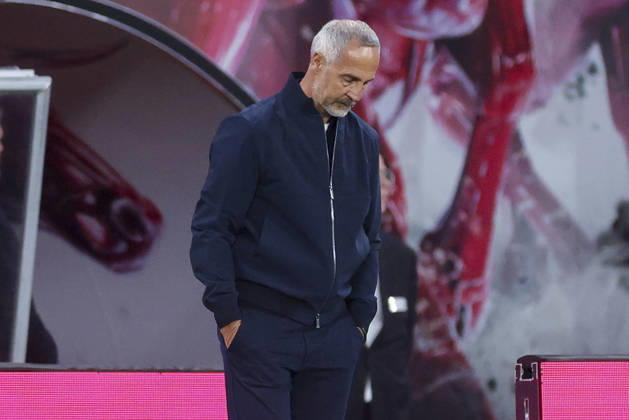 Trainer Adi Huetter (Eintracht Frankfurt) schaut enttaeuscht waehrend des spiels der 1. Bundesliga zwischen RB Leipzig und Eintracht Frankfurt, Red Bull Arena am 10. October 2026 in Leipzig, Deutschland. (Foto von Marco Steinbrenner DeFodi Images) +++ Trainer Adi Huetter (Eintracht Frankfurt) looks dejected during the Bundesliga match between RB Leipzig and Eintracht Frankfurt at Red Bull Arena on October 10, 2026 in Leipzig, Germany. (Photo by Marco Steinbrenner DeFodi Images) DFB DFL REGULATIONS PROHIBIT ANY USE OF PHOTOGRAPHS AS IMAGE SEQUENCES AND OR QUASI-VIDEO. (Photo by Marco Steinbrenner DeFodi Images) -