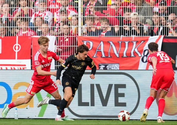 Andras Schaefer (1. FC Union Berlin, 13) im Zweikampf mit Maurice Krattenmacher (SV Elversberg, 7) GER, 1.FC Union Berlin vs SV Elversberg, 1. Bundesliga, 5. Spieltag, Saison 2026-27, Stadion An der Alten Foersterei, Berlin, 10.10.2026 DFL REGULATIONS PROHIBIT ANY USE OF PHOTOGRAPHS AS IMAGE SEQUENCES AND OR QUASI-VIDEO 1.FC Union Berlin vs SV Elversberg, 1. Bundesliga, 5. Spieltag, Saison 2026-27, 10.10.2026 Berlin Copyright: xEibner-Pressefoto ScottxColemanx EP_SCN