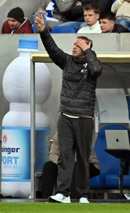 10.10.2026, xjhx, Fussball 2.Bundesliga, SV Darmstadt 98 - Energie Cottbus v.l. Trainer Florian Kohfeldt (SV Darmstadt 98) gibt Anweisungen (DFL DFB REGULATIONS PROHIBIT ANY USE OF PHOTOGRAPHS as IMAGE SEQUENCES and or QUASI-VIDEO) Darmstadt