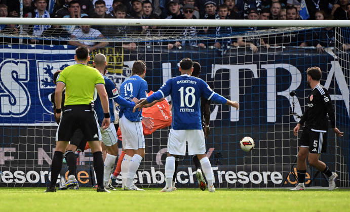 10.10.2026, xjhx, Fussball 2.Bundesliga, SV Darmstadt 98 - Energie Cottbus v.l. Aleksandar Vukotic (SV Darmstadt 98) Goal scored, erzielt das Tor zum 2:1 (DFL DFB REGULATIONS PROHIBIT ANY USE OF PHOTOGRAPHS as IMAGE SEQUENCES and or QUASI-VIDEO) Darmstadt