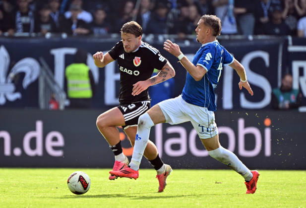 10.10.2026, xjhx, Fussball 2.Bundesliga, SV Darmstadt 98 - Energie Cottbus v.l. Henri Rorig (Energie Cottbus), Grayson Dettoni (SV Darmstadt 98) (DFL DFB REGULATIONS PROHIBIT ANY USE OF PHOTOGRAPHS as IMAGE SEQUENCES and or QUASI-VIDEO) Darmstadt