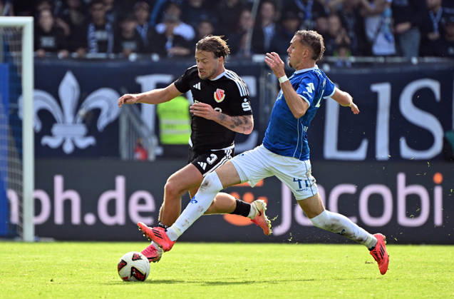 10.10.2026, xjhx, Fussball 2.Bundesliga, SV Darmstadt 98 - Energie Cottbus v.l. Henri Rorig (Energie Cottbus), Grayson Dettoni (SV Darmstadt 98) (DFL DFB REGULATIONS PROHIBIT ANY USE OF PHOTOGRAPHS as IMAGE SEQUENCES and or QUASI-VIDEO) Darmstadt