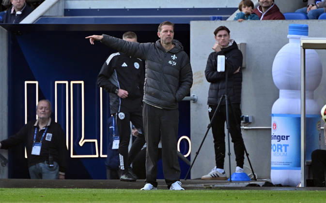 10.10.2026, xjhx, Fussball 2.Bundesliga, SV Darmstadt 98 - Energie Cottbus v.l. Trainer Florian Kohfeldt (SV Darmstadt 98) gibt Anweisungen (DFL DFB REGULATIONS PROHIBIT ANY USE OF PHOTOGRAPHS as IMAGE SEQUENCES and or QUASI-VIDEO) Darmstadt