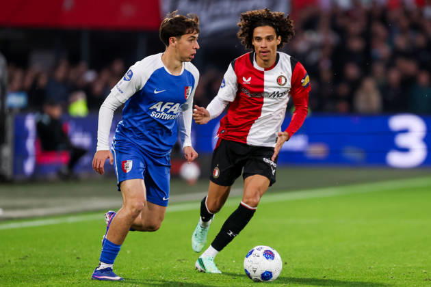 2026-10-10 Feyenoord v AZ Alkmaar - Dutch Eredivisie ROTTERDAM, NETHERLANDS - OCTOBER 10: Mateo Chavez of AZ Alkmaar is challenged by Gjivai Zechiel of Feyenoord during the Dutch Eredivisie match between Feyenoord and AZ Alkmaar at Stadion Feijenoord on October 10, 2026 in Rotterdam, Netherlands. Rotterdam Stadion Feijenoord Netherlands Content not available for redistribution in The Netherlands directly or indirectly through any third parties. Copyright: xHansxvanxderxValkx