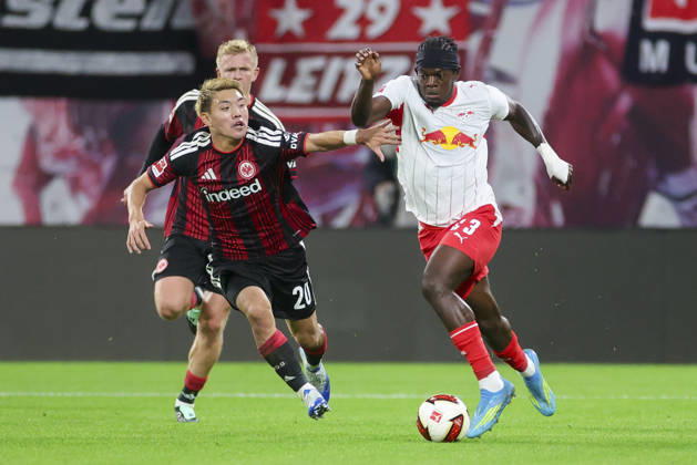 Ritsu Doan (Eintracht Frankfurt) und Castello Lukeba (RB Leipzig) kaempfen um den Ball waehrend des spiels der 1. Bundesliga zwischen RB Leipzig und Eintracht Frankfurt, Red Bull Arena am 10. October 2026 in Leipzig, Deutschland. (Foto von Marco Steinbrenner DeFodi Images) +++ Ritsu Doan (Eintracht Frankfurt) und Castello Lukeba (RB Leipzig) battle for the ball during the Bundesliga match between RB Leipzig and Eintracht Frankfurt at Red Bull Arena on October 10, 2026 in Leipzig, Germany. (Photo by Marco Steinbrenner DeFodi Images) DFB DFL REGULATIONS PROHIBIT ANY USE OF PHOTOGRAPHS AS IMAGE SEQUENCES AND OR QUASI-VIDEO. (Photo by Marco Steinbrenner DeFodi Images) -