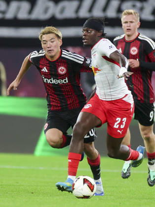 Ritsu Doan (Eintracht Frankfurt) und Castello Lukeba (RB Leipzig) kaempfen um den Ball waehrend des spiels der 1. Bundesliga zwischen RB Leipzig und Eintracht Frankfurt, Red Bull Arena am 10. October 2026 in Leipzig, Deutschland. (Foto von Marco Steinbrenner DeFodi Images) +++ Ritsu Doan (Eintracht Frankfurt) und Castello Lukeba (RB Leipzig) battle for the ball during the Bundesliga match between RB Leipzig and Eintracht Frankfurt at Red Bull Arena on October 10, 2026 in Leipzig, Germany. (Photo by Marco Steinbrenner DeFodi Images) DFB DFL REGULATIONS PROHIBIT ANY USE OF PHOTOGRAPHS AS IMAGE SEQUENCES AND OR QUASI-VIDEO. (Photo by Marco Steinbrenner DeFodi Images) -