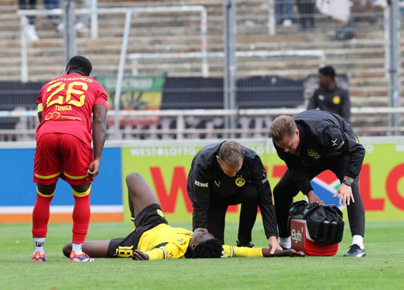 Samstag 10.10.2026, Saison 2026 27, Regionalliga West, 12. Spieltag im Stadion Rote Erde Dortmund, BVB Borussia Dortmund II - SG Wattenscheid 09, Steve Tunga (SWG), Verletzung von Mussa Kaba (BVB II) am Boden liegend, Arzt Dr. Dirk Tintrup (BVB), v.l.