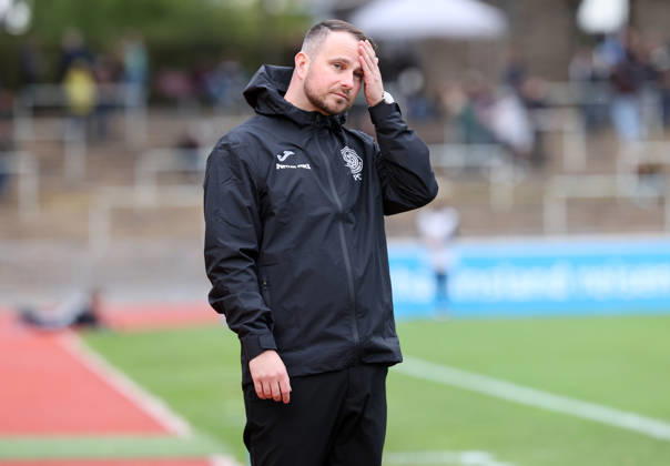 Samstag 10.10.2026, Saison 2026 27, Regionalliga West, 12. Spieltag im Stadion Rote Erde Dortmund, BVB Borussia Dortmund II - SG Wattenscheid 09, Czapp Przemyslaw (Trainer, SWG), fasst sich an die Stirn