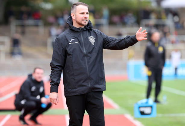 Samstag 10.10.2026, Saison 2026 27, Regionalliga West, 12. Spieltag im Stadion Rote Erde Dortmund, BVB Borussia Dortmund II - SG Wattenscheid 09, Czapp Przemyslaw (Trainer, SWG) gibt Anweisungen an sein Team