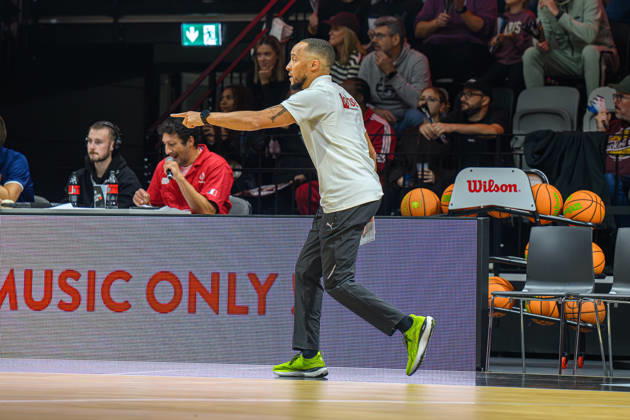 10.10.2026 - Basketball - Saison 2026 2027 - 2. Bundesliga Pro-A - 4. Spieltag: Nürnberg Falcons Basketball Club NBC - Kreisbau Kirchheim Knights - AlSch - xalxscx - Tim Timothy James Black ( Trainer Headcoach Nürnberg Falcons BC NBC ) zeigt an gestikuliert dirigiert gibt anweisungen