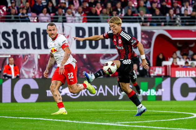 Ritsu Doan (Eintracht Frankfurt, 20) nimmt den Ball an. Laufduell David Raum (RB Leipzig, 22), GER, RB Leipzig vs. Eintracht Frankfurt, Fussball, 1. Bundesliga Herren, 5. Spieltag, Spielzeit 2026 2027, 10.10.2026 DFL regulations prohibit any use of photographs as image sequences and or quasi-video. GER, RB Leipzig vs. Eintracht Frankfurt, Fussball, 1. Bundesliga Herren, 5. Spieltag, Spielzeit 2026 2027, 10.10.2026 Leipzig Copyright: xEibner-Pressefoto LauraxRoemerx EP_LRR