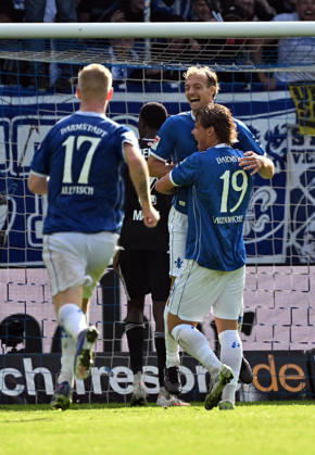 10.10.2026, xjhx, Fussball 2.Bundesliga, SV Darmstadt 98 - Energie Cottbus v.l. Kai Klefisch (SV Darmstadt 98), Fynn Lakenmacher (SV Darmstadt 98), Yannik Lührs (SV Darmstadt 98) celebrate the goal, Der Torjubel zum 3:1 (DFL DFB REGULATIONS PROHIBIT ANY USE OF PHOTOGRAPHS as IMAGE SEQUENCES and or QUASI-VIDEO) Darmstadt