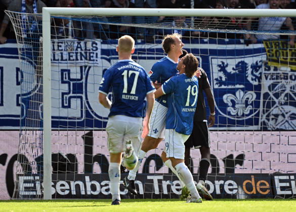 10.10.2026, xjhx, Fussball 2.Bundesliga, SV Darmstadt 98 - Energie Cottbus v.l. Kai Klefisch (SV Darmstadt 98), Fynn Lakenmacher (SV Darmstadt 98), Yannik Lührs (SV Darmstadt 98) celebrate the goal, Der Torjubel zum 3:1 (DFL DFB REGULATIONS PROHIBIT ANY USE OF PHOTOGRAPHS as IMAGE SEQUENCES and or QUASI-VIDEO) Darmstadt