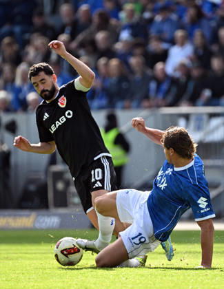 10.10.2026, xjhx, Fussball 2.Bundesliga, SV Darmstadt 98 - Energie Cottbus v.l. Tolgay Cigerci (Energie Cottbus), Fynn Lakenmacher (SV Darmstadt 98) (DFL DFB REGULATIONS PROHIBIT ANY USE OF PHOTOGRAPHS as IMAGE SEQUENCES and or QUASI-VIDEO) Darmstadt