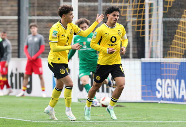 Samstag 10.10.2026, Saison 2026 27, Regionalliga West, 12. Spieltag im Stadion Rote Erde Dortmund, BVB Borussia Dortmund II - SG Wattenscheid 09, Dortmunder Torjubel zum 2:1: Samuele Inacio (BVB II) mit Ayman Azhil (BVB II), v.l.