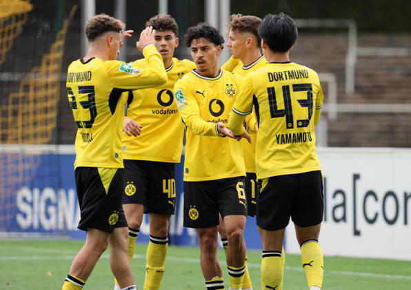 Samstag 10.10.2026, Saison 2026 27, Regionalliga West, 12. Spieltag im Stadion Rote Erde Dortmund, BVB Borussia Dortmund II - SG Wattenscheid 09, Dortmunder Torjubel zum 2:1: Malik Hodroj (BVB II), Samuele Inacio (BVB II), Ayman Azhil (BVB II), Arne Wessels (BVB II) und Takata Yamamoto (BVB II), v.l.
