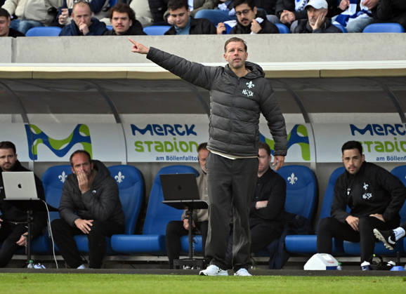 10.10.2026, xjhx, Fussball 2.Bundesliga, SV Darmstadt 98 - Energie Cottbus v.l. Trainer Florian Kohfeldt (SV Darmstadt 98) gibt Anweisungen (DFL DFB REGULATIONS PROHIBIT ANY USE OF PHOTOGRAPHS as IMAGE SEQUENCES and or QUASI-VIDEO) Darmstadt