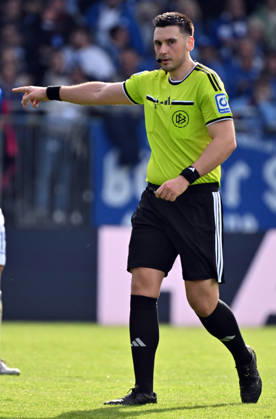10.10.2026, xjhx, Fussball 2.Bundesliga, SV Darmstadt 98 - Energie Cottbus v.l. Schiedsrichter Jusus Hasmann gibt Anweisungen (DFL DFB REGULATIONS PROHIBIT ANY USE OF PHOTOGRAPHS as IMAGE SEQUENCES and or QUASI-VIDEO) Darmstadt