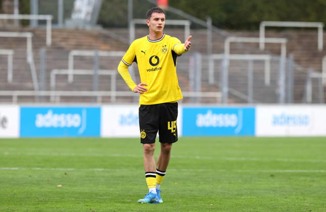 Samstag 10.10.2026, Saison 2026 27, Regionalliga West, 12. Spieltag im Stadion Rote Erde Dortmund, BVB Borussia Dortmund II - SG Wattenscheid 09, Luca Reggiani (BVB II) dirigiert und gibt Anweisungen an seine Mitspieler