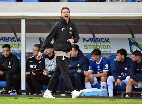 10.10.2026, xjhx, Fussball 2.Bundesliga, SV Darmstadt 98 - Energie Cottbus v.l. Übergangstrainer Immanuel Höhn (SV Darmstadt 98) (DFL DFB REGULATIONS PROHIBIT ANY USE OF PHOTOGRAPHS as IMAGE SEQUENCES and or QUASI-VIDEO) Darmstadt