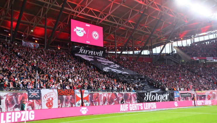 RB Leipzig - Frankfurt Bundesliga Leipzig, 10.10.2026, Red Bull Arena, Fussball, Bundesliga, Spieltag 5 , RB Leipzig vs. SG Eintracht Frankfurt , Im Bild: Fans von RB Leipzig gedenken Holger vom Fanverband ,
