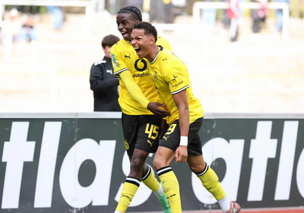 Samstag 10.10.2026, Saison 2026 27, Regionalliga West, 12. Spieltag im Stadion Rote Erde Dortmund, BVB Borussia Dortmund II - SG Wattenscheid 09, Dortmunder Torjubel zum 3:2: Daniel Gabriel Nsumbu (BVB II) mit Kevin Mutove (BVB II), v.l.