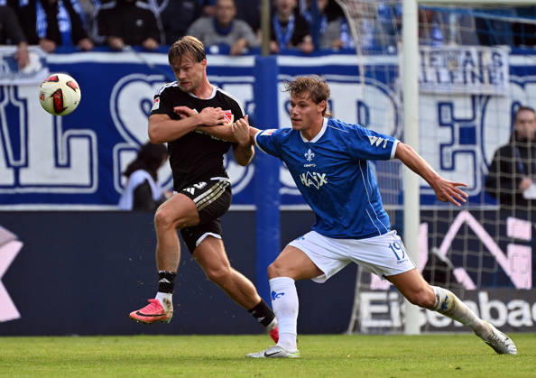 10.10.2026, xjhx, Fussball 2.Bundesliga, SV Darmstadt 98 - Energie Cottbus v.l. Henri Rorig (Energie Cottbus), Fynn Lakenmacher (SV Darmstadt 98) (DFL DFB REGULATIONS PROHIBIT ANY USE OF PHOTOGRAPHS as IMAGE SEQUENCES and or QUASI-VIDEO) Darmstadt