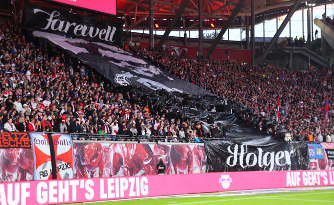 RB Leipzig - Frankfurt Bundesliga Leipzig, 10.10.2026, Red Bull Arena, Fussball, Bundesliga, Spieltag 5 , RB Leipzig vs. SG Eintracht Frankfurt , Im Bild: Fans von RB Leipzig gedenken Holger vom Fanverband ,