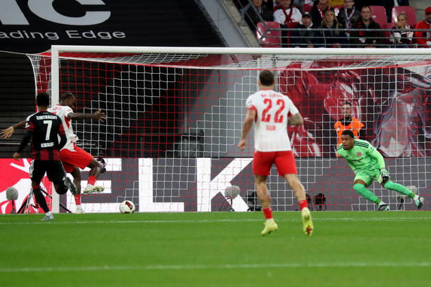 10.10.2026, xgox, Fussball 1.Bundesliga, RB Leipzig - Eintracht Frankfurt v.l. Ezechiel Banzuzi (RB Leipzig) Torschuetze, erzielt das Tor, Treffer, scores the goal 1:0 Noah Atubolu (Eintracht Frankfurt) (DFL DFB REGULATIONS PROHIBIT ANY USE OF PHOTOGRAPHS as IMAGE SEQUENCES and or QUASI-VIDEO) Leipzig