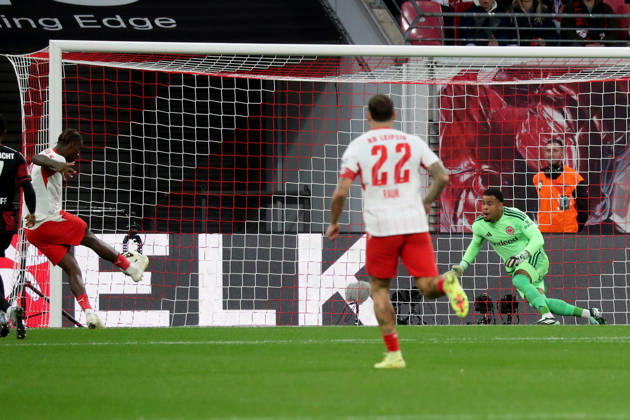 10.10.2026, xgox, Fussball 1.Bundesliga, RB Leipzig - Eintracht Frankfurt v.l. Ezechiel Banzuzi (RB Leipzig) Torschuetze, erzielt das Tor, Treffer, scores the goal 1:0 Noah Atubolu (Eintracht Frankfurt) (DFL DFB REGULATIONS PROHIBIT ANY USE OF PHOTOGRAPHS as IMAGE SEQUENCES and or QUASI-VIDEO) Leipzig