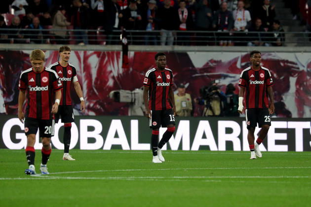10.10.2026, xgox, Fussball 1.Bundesliga, RB Leipzig - Eintracht Frankfurt v.l. Ritsu Doan (Eintracht Frankfurt) Robin Koch (Eintracht Frankfurt) Noel Aseko (Eintracht Frankfurt) Raphael Onyedika (Eintracht Frankfurt) Enttäuscht, traurig, frustriert, ratlos, (DFL DFB REGULATIONS PROHIBIT ANY USE OF PHOTOGRAPHS as IMAGE SEQUENCES and or QUASI-VIDEO) Leipzig