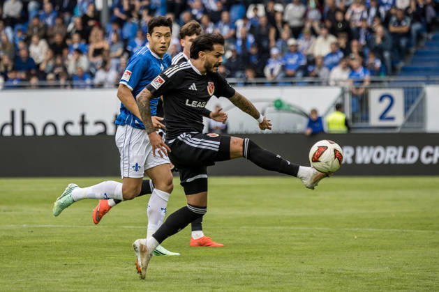 Darmstadt, Deutschland 10. Oktober 2026: 2. Bundesliga - 2026 2027 - 7. Spieltag - SV Darmstadt 98 gegen FC Energie Cottbus Im Bild: v. li. im Zweikampf Ho-jae Lee (SV Darmstadt) und Leonardo Bittencourt (Energie Cottbus) DFL DFB regulations prohibit any use of photographs as image sequences and or quasi-video. Böllenfalltor Hessen Copyright: xFotostandx xWeilandx