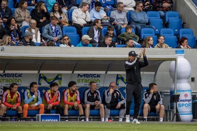 Darmstadt, Deutschland 10. Oktober 2026: 2. Bundesliga - 2026 2027 - 7. Spieltag - SV Darmstadt 98 gegen FC Energie Cottbus Im Bild: Trainer Claus-Dieter Wollitz (Energie Cottbus) vor seiner Ersatzbank DFL DFB regulations prohibit any use of photographs as image sequences and or quasi-video. Böllenfalltor Hessen Copyright: xFotostandx xWeilandx