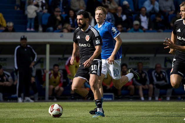 Darmstadt, Deutschland 10. Oktober 2026: 2. Bundesliga - 2026 2027 - 7. Spieltag - SV Darmstadt 98 gegen FC Energie Cottbus Im Bild: v. li. im Zweikampf Tolcay Cigerci (Energie Cottbus) und Nicolas Verkooijen (SV Darmstadt) DFL DFB regulations prohibit any use of photographs as image sequences and or quasi-video. Böllenfalltor Hessen Copyright: xFotostandx xWeilandx