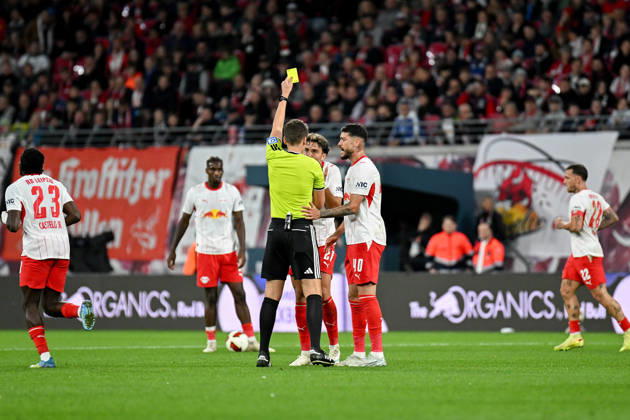 Fußball I Herren I Saison 2026-2027 I Bundesliga I 5. Spieltag I RB Leipzig - Eintracht Frankfurt I 10.10.2026 Schiedsrichter Daniel Siebert streckt die gelbe Karte in Höhe, Neil El Aynaoui (21, RB Leipzig) und Romulo Cardoso Da Cruz (40, RB Leipzig) sind bei ihm Leipzig Red Bull Arena Sachsen Deutschland Copyright: xLobeca InesxHähnelx