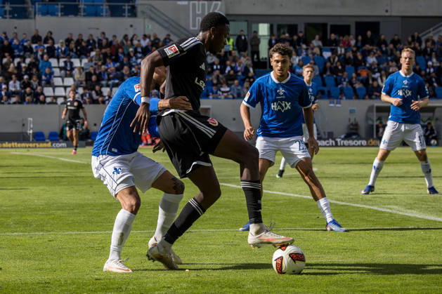 Darmstadt, Deutschland 10. Oktober 2026: 2. Bundesliga - 2026 2027 - 7. Spieltag - SV Darmstadt 98 gegen FC Energie Cottbus Im Bild: am Ball King Manu (Energie Cottbus) DFL DFB regulations prohibit any use of photographs as image sequences and or quasi-video. Böllenfalltor Hessen Copyright: xFotostandx xWeilandx