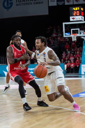 Bamberg, Deutschland 10. Oktober 2026: easyCredit BBL - 2026 2027 - 5. Spieltag - BMA365 Bamberg Baskets gegen Syntainics MBC Im Bild: v. li. Jordan Jones (Bamberg) und DeLonnie Hunt (MBC Weißenfels) Brose Arena Bayern Copyright: xFotostandx xSchmittx