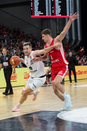 Bamberg, Deutschland 10. Oktober 2026: easyCredit BBL - 2026 2027 - 5. Spieltag - BMA365 Bamberg Baskets gegen Syntainics MBC Im Bild: v. li. im Zweikampf Spencer Reaves (MBC Weißenfels) gegen Richard Balint (Bamberg) Brose Arena Bayern Copyright: xFotostandx xSchmittx