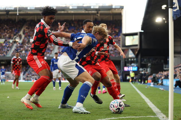 Ipswich Town v Fulham, Premier League Zian Flemming of Ipswich Town is pressured by Kevin Santos Lopes De Macedo and Kenny Tete of Fulham during the Ipswich Town v Fulham Premier League match at Portman Road, Ipswich, England on 10 October 2026 Credit: Tiego Grenho Every Second Media Editorial use only. All images are copyright Every Second Media Limited. No images may be reproduced without prior permission. All rights reserved. Premier League and Football League images are subject to licensing agreements with Football DataCo Limited. see https: www.football-dataco.com Copyright: xIMAGO EveryxSecondxMediax ESM-2211-0137 TiegoxGrenhox xEveryxSecondxMediax