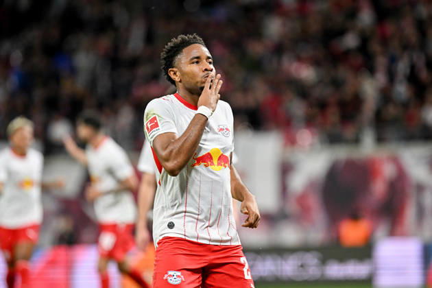 Fußball I Herren I Saison 2026-2027 I Bundesliga I 5. Spieltag I RB Leipzig - Eintracht Frankfurt I 10.10.2026 Hattrick Christopher Nkunku (28, RB Leipzig) zeigt mit den Fingern 3 Tore in einem Spiel an Freisteller, Nahaufnahme, Porträt, Portrait, Einzelfoto, Einzelbild, Körper Leipzig Red Bull Arena Sachsen Deutschland Copyright: xLobeca InesxHähnelx