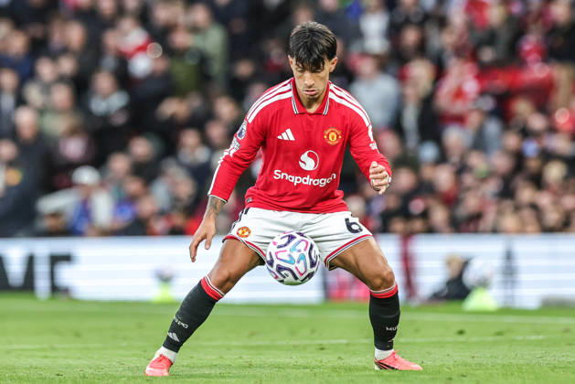 Premier League: Manchester United, ManU v Tottenham Hotspur Lisandro Martinez of Manchester United controls the ball during the Premier League match Manchester United vs Tottenham Hotspur at Old Trafford, Manchester, United Kingdom on 10 October 2026 (Photo by Mark Cosgrove News Images) Manchester Old Trafford Greater Manchester United Kingdom Copyright: xMarkxCosgrove NewsxImagesx